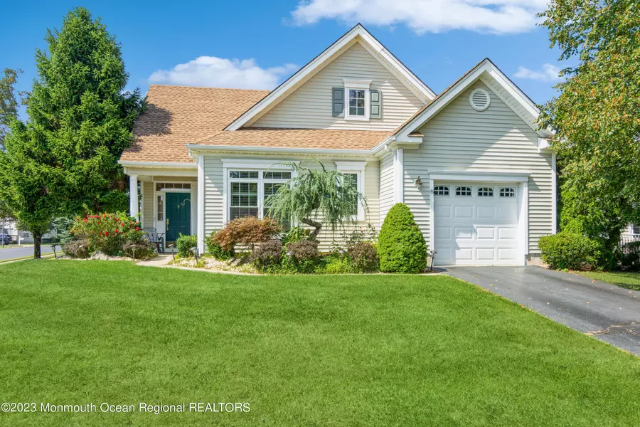 8 Lilac Court, Holmdel, NJ 07733