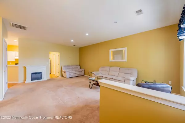 Lakewood, NJ 08701,4 Greenwillows Drive