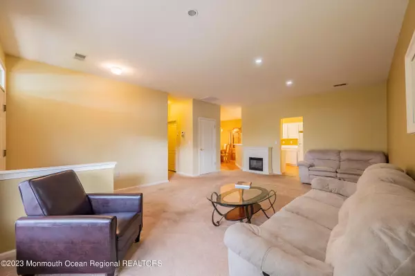 Lakewood, NJ 08701,4 Greenwillows Drive