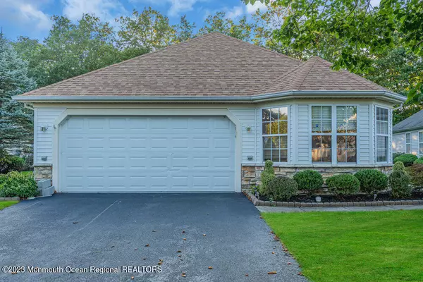 Lakewood, NJ 08701,4 Pine Hollow Lane