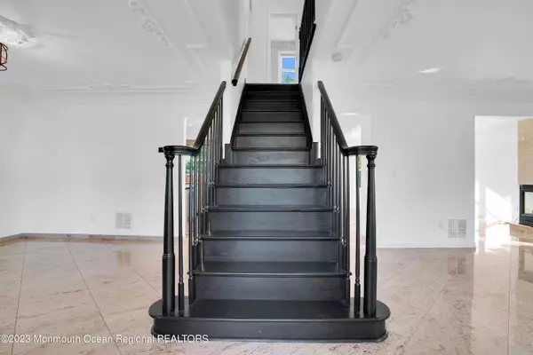 Hazlet, NJ 07730,10 Windsor Court