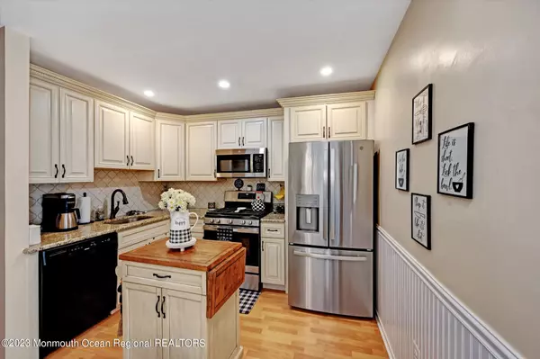 Aberdeen, NJ 07747,82 Cliffwood Avenue #13