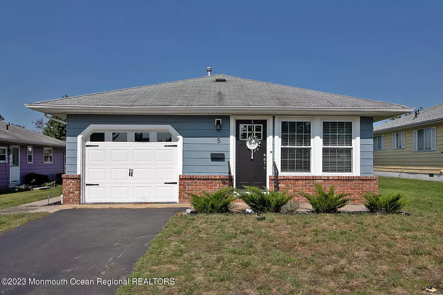 5 Margarita Street, Toms River, NJ 08757