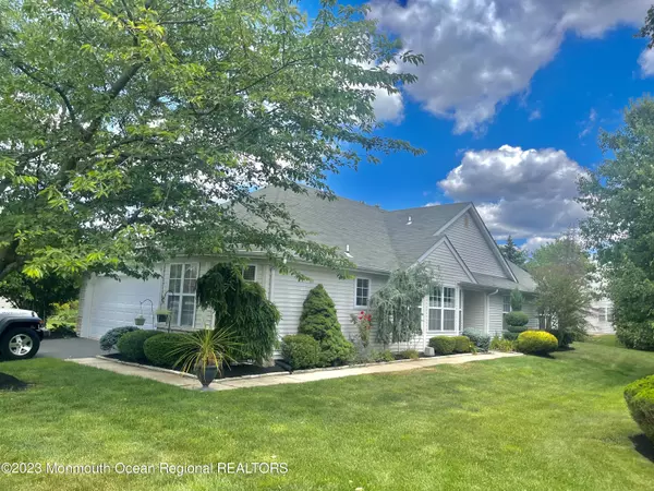 27 Oakmont Road, Lakewood, NJ 08701