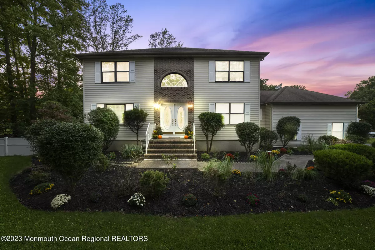 Holmdel, NJ 07733,3 Primrose Court