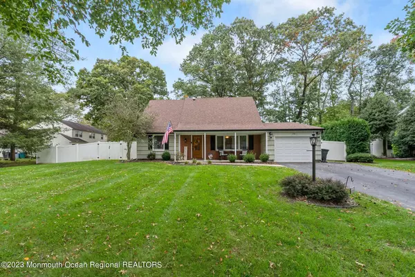 34 Chamber Lane, Manalapan, NJ 07726