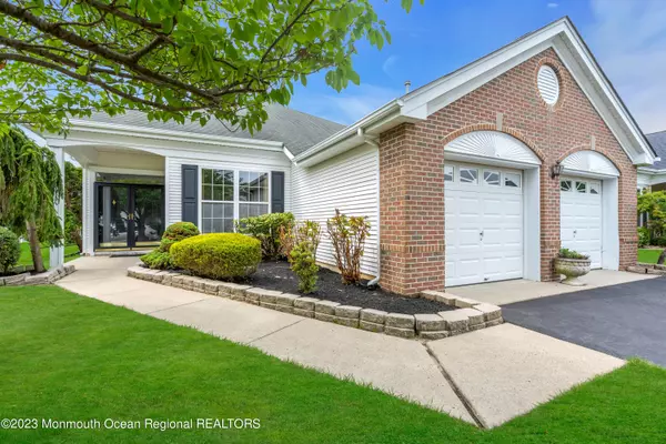 5 Dawnwinds Court, Lakewood, NJ 08701