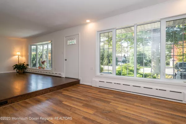 Holmdel, NJ 07733,739 Holmdel Road