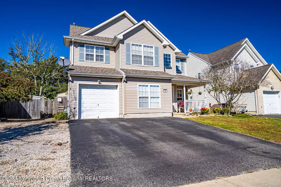 10 Dolphin Circle W, Bayville, NJ 08721