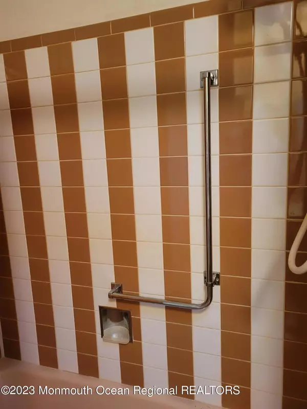 Lakewood, NJ 08701,70 Dorchester Drive