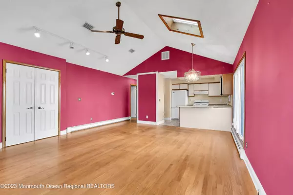 Toms River, NJ 08753,934 Berry Avenue