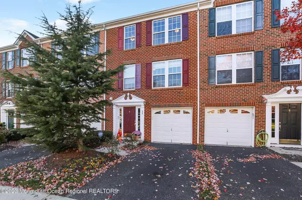 12 New Castle Street, Farmingdale, NJ 07727