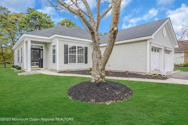 18 Sunlight Springs Road, Lakewood, NJ 08701