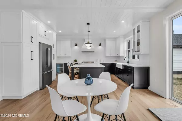 Rumson, NJ 07760,21 Lakeside Avenue