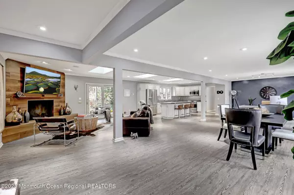 Holmdel, NJ 07733,4 Ridge Court