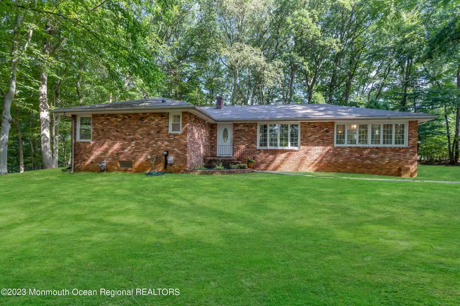 10 E Parkway Place, Holmdel, NJ 07733
