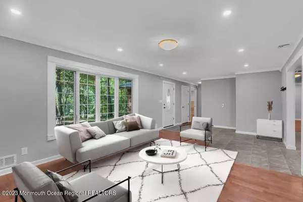 Holmdel, NJ 07733,10 E Parkway Place