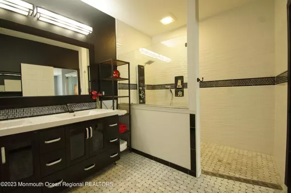 Bayville, NJ 08721,172 Sylvan Lake Boulevard