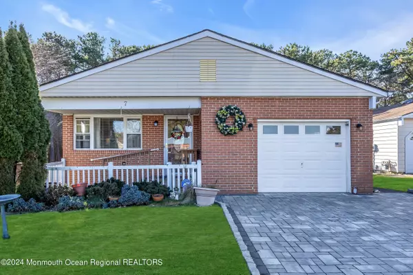 7 Oakham Court, Toms River, NJ 08757