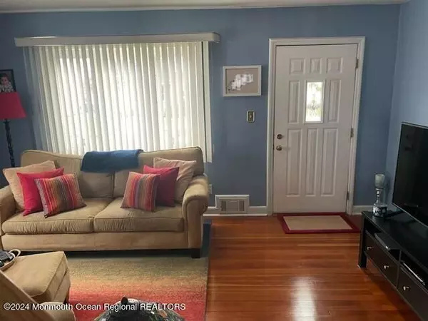 Kenilworth, NJ 07033,332 Roosevelt Lane