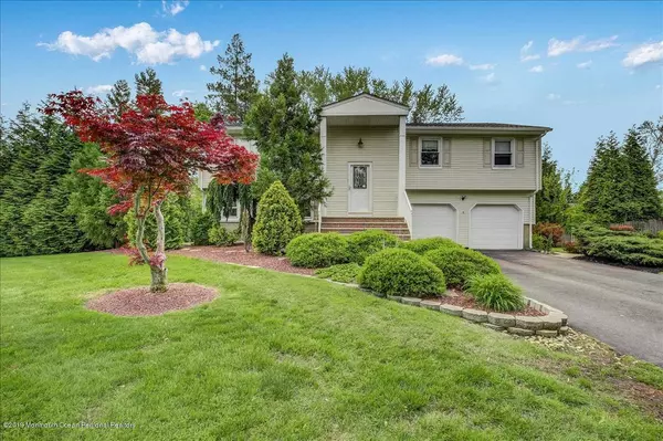 Manalapan, NJ 07726,4 Sandybrook Road
