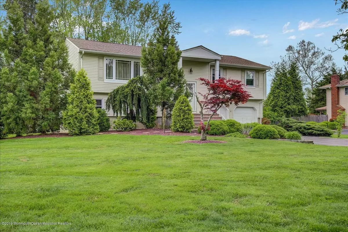 Manalapan, NJ 07726,4 Sandybrook Road