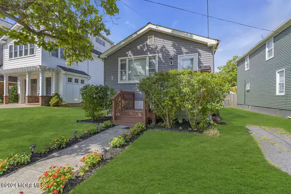 Rumson, NJ 07760,11 Maplewood Avenue