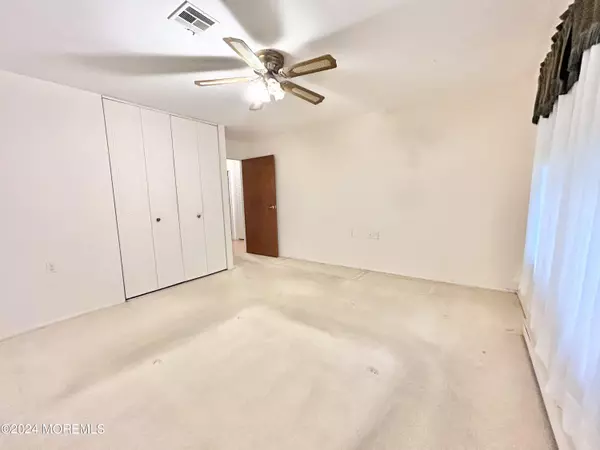 Lakewood, NJ 08701,275 Kingston Court