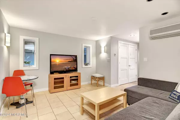 Point Pleasant Beach, NJ 08742,6 Danby Place