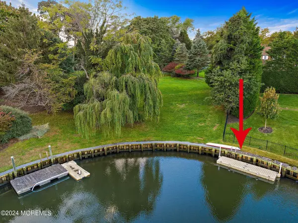 Rumson, NJ 07760,15 Oakes Road