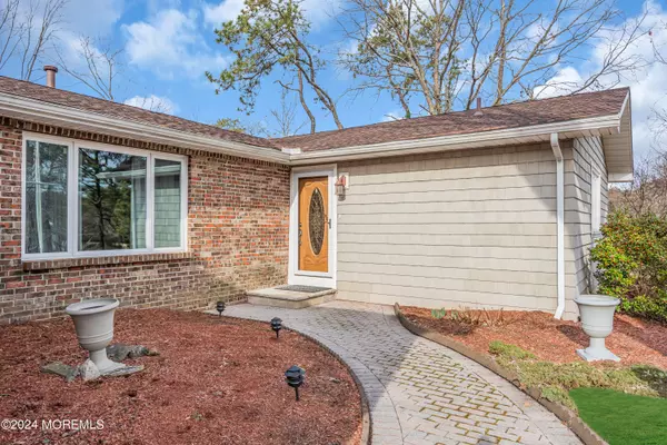 Bayville, NJ 08721,549 Columbus Circle SE