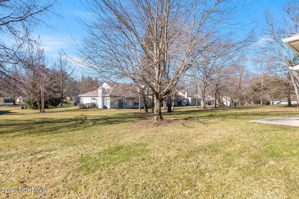 Englishtown, NJ 07726,211 Ravenswood Road