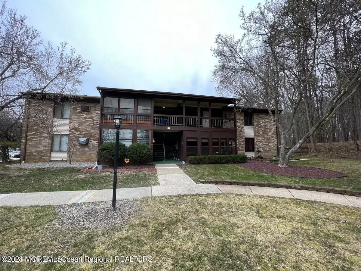 Manalapan, NJ 07726,105 Amberly Drive #H