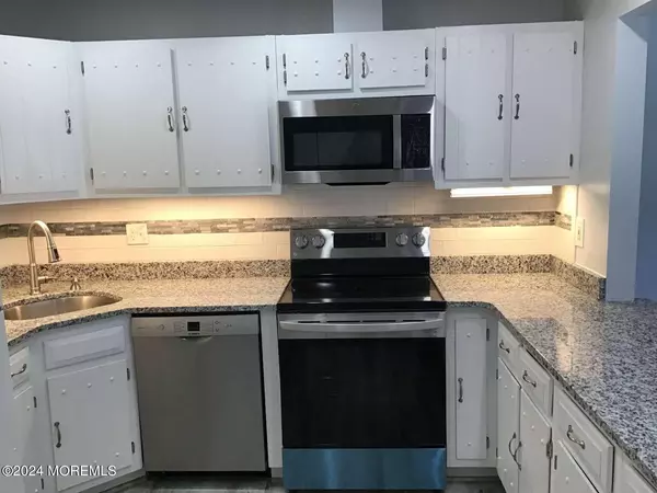 Red Bank, NJ 07701,48 Manchester Court