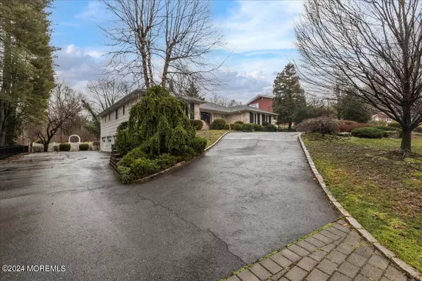 8 Robbins Lane, Short Hills, NJ 07078