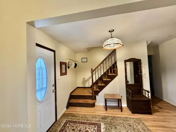 Roosevelt, NJ 08555,9 Lake Drive