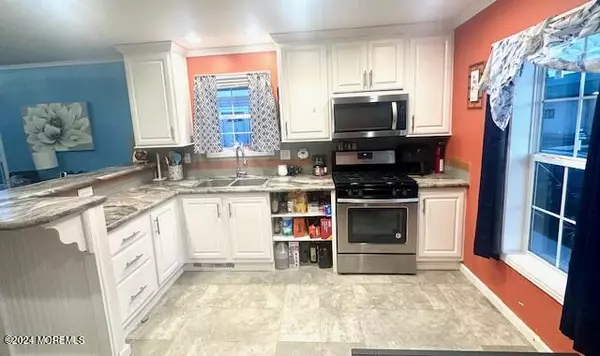 Hazlet, NJ 07734,4 Mary Ann Court