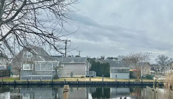 Lanoka Harbor, NJ 08734,910 Meadow Lark Drive