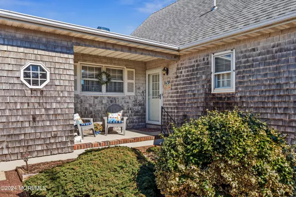 Lanoka Harbor, NJ 08734,910 Meadow Lark Drive