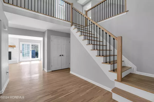 Holmdel, NJ 07733,10 Apple Grove Drive