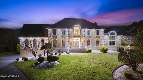 27 Nottinghill Court, Manalapan, NJ 07726