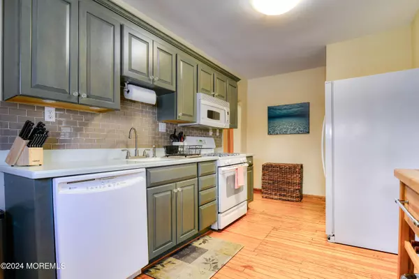 Keyport, NJ 07735,8 Warren Street