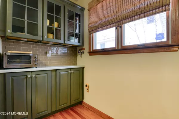 Keyport, NJ 07735,8 Warren Street