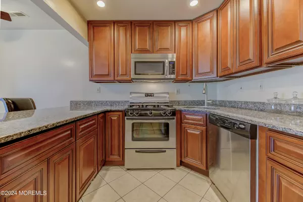 Red Bank, NJ 07701,15 Boxwood Terrace