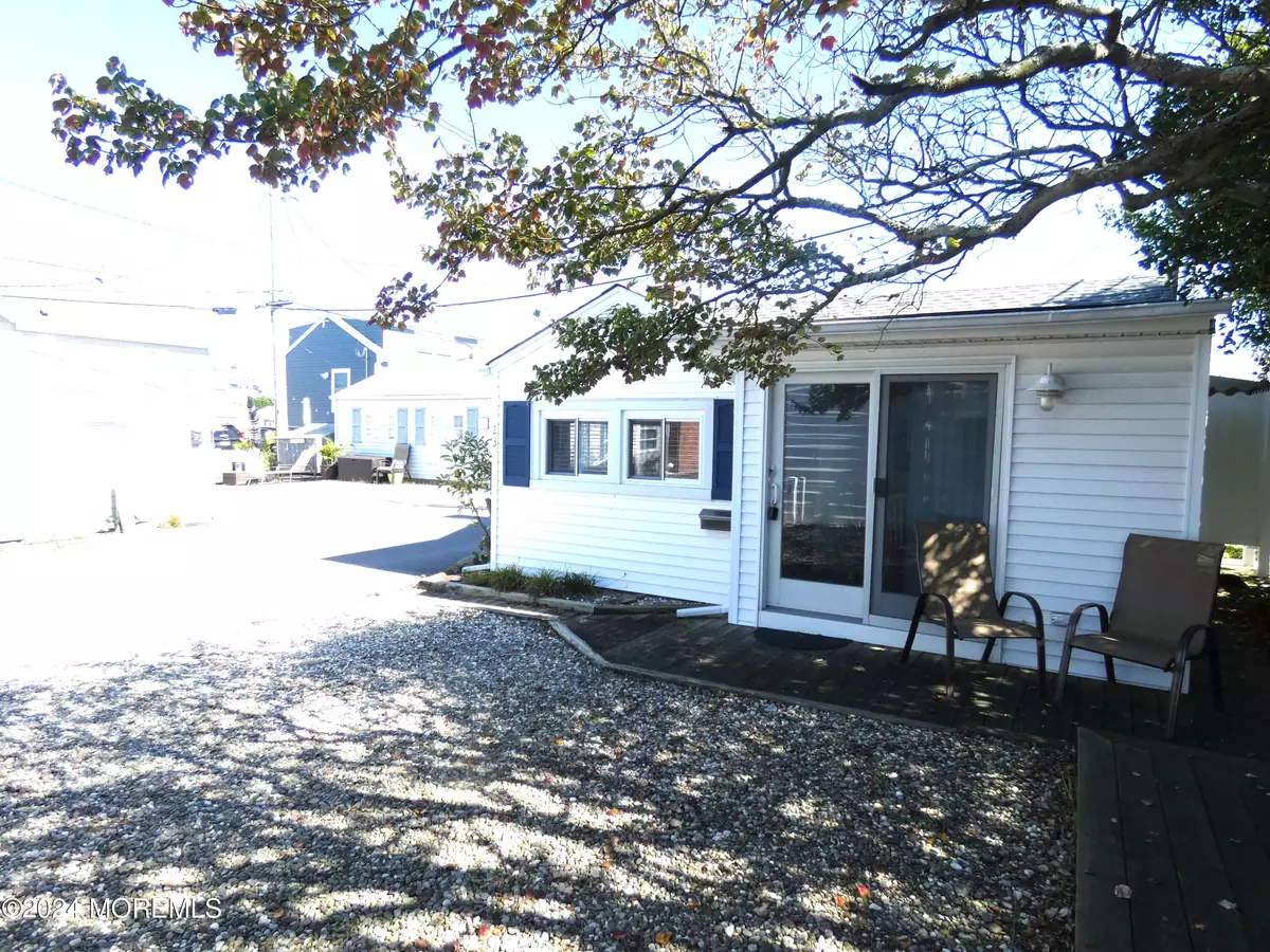 Lavallette, NJ 08735,23 E Chadwick Way