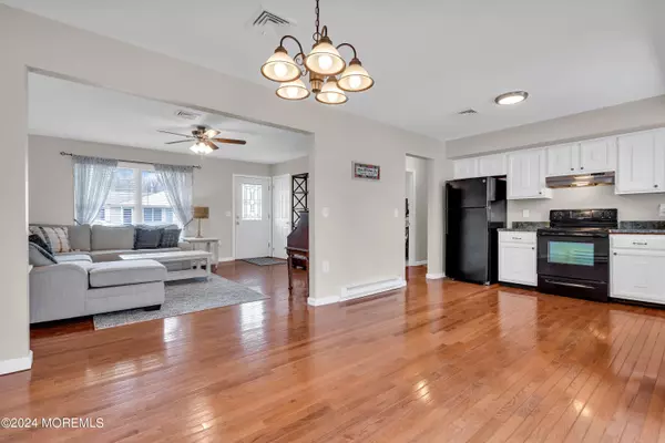 Lanoka Harbor, NJ 08734,709 Hazelton Avenue