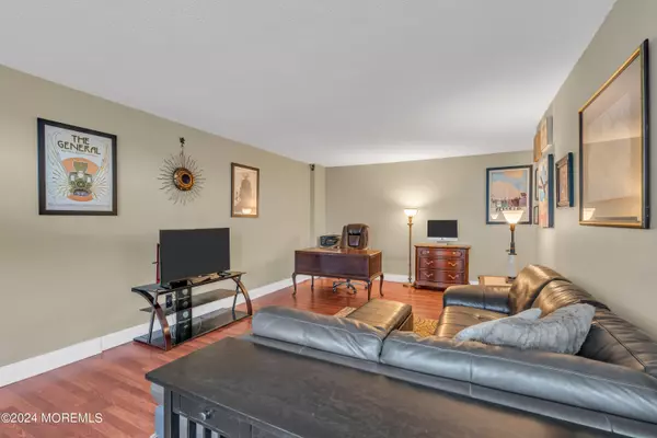 Red Bank, NJ 07701,28 Riverside Avenue #7J