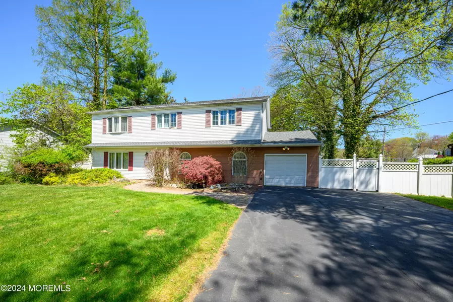 32 Lexington Drive, Manalapan, NJ 07726