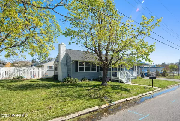 Manahawkin, NJ 08050,18 Manor Drive