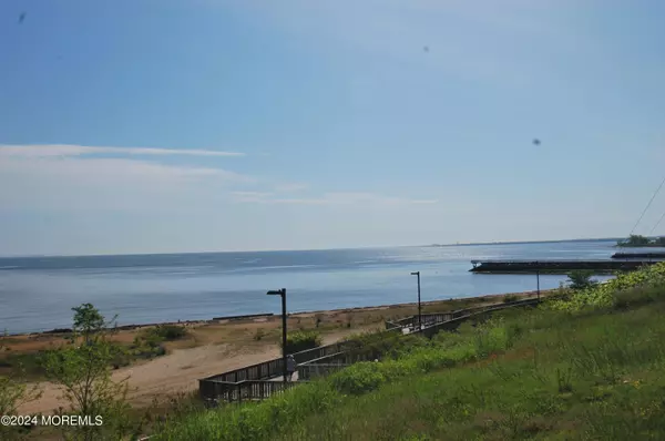 South Amboy, NJ 08879,113 Shoreland Circle